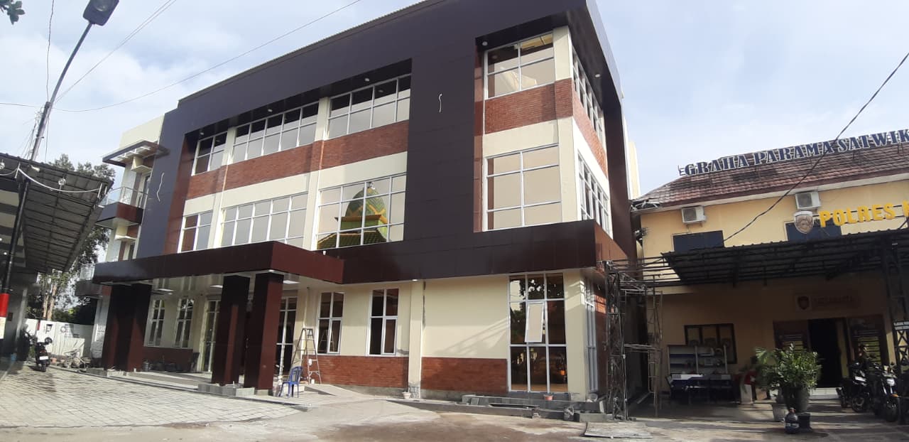 Proyek pembangunan Gedung Satreskrim Polres Ngawi senilai Rp 8,7 miliar belum rampung hingga batas akhir kontrak dan masih menyisakan pekerjaan pemasangan lift. DOK JAWA POS RADAR NGAWI