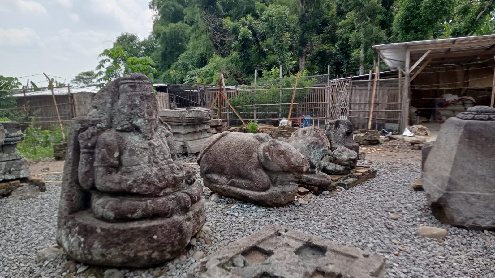 Kondisi situs cagar budaya Reco Banteng di Dusun Widalu, Desa Wonorejo, Kecamatan Kedunggalar, Ngawi. ULUL RUBIYATUN/JAWA POS RADAR NGAWI