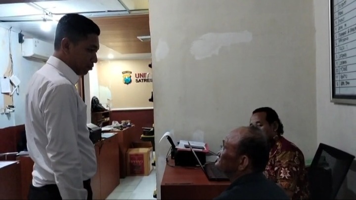 Pasangan suami istri pelaku pencurian ponsel di Kelurahan Bangunsari, Dolopo, diamankan Satreskrim Polres Madiun setelah gagal kabur. DIAN RAHAYU/RADAR MADIUN