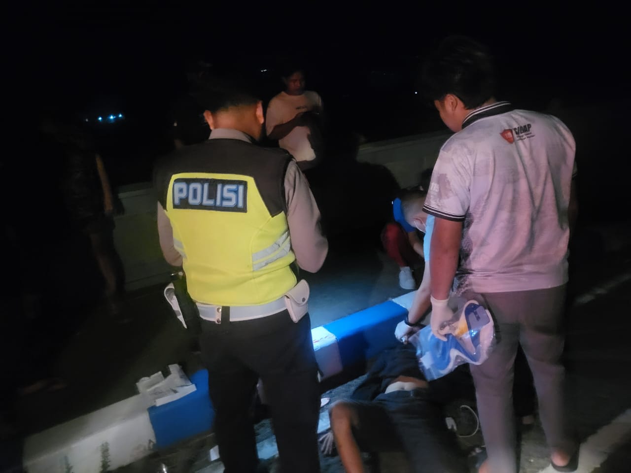 Sepeda motor Honda Beat mengalami kerusakan usai kecelakaan tunggal di Jalan Nasional Pacitan&ndash;Trenggalek, Kelurahan Ploso, Pacitan, Jumat (19/12) dini hari. FOTO: ISTIMEWA