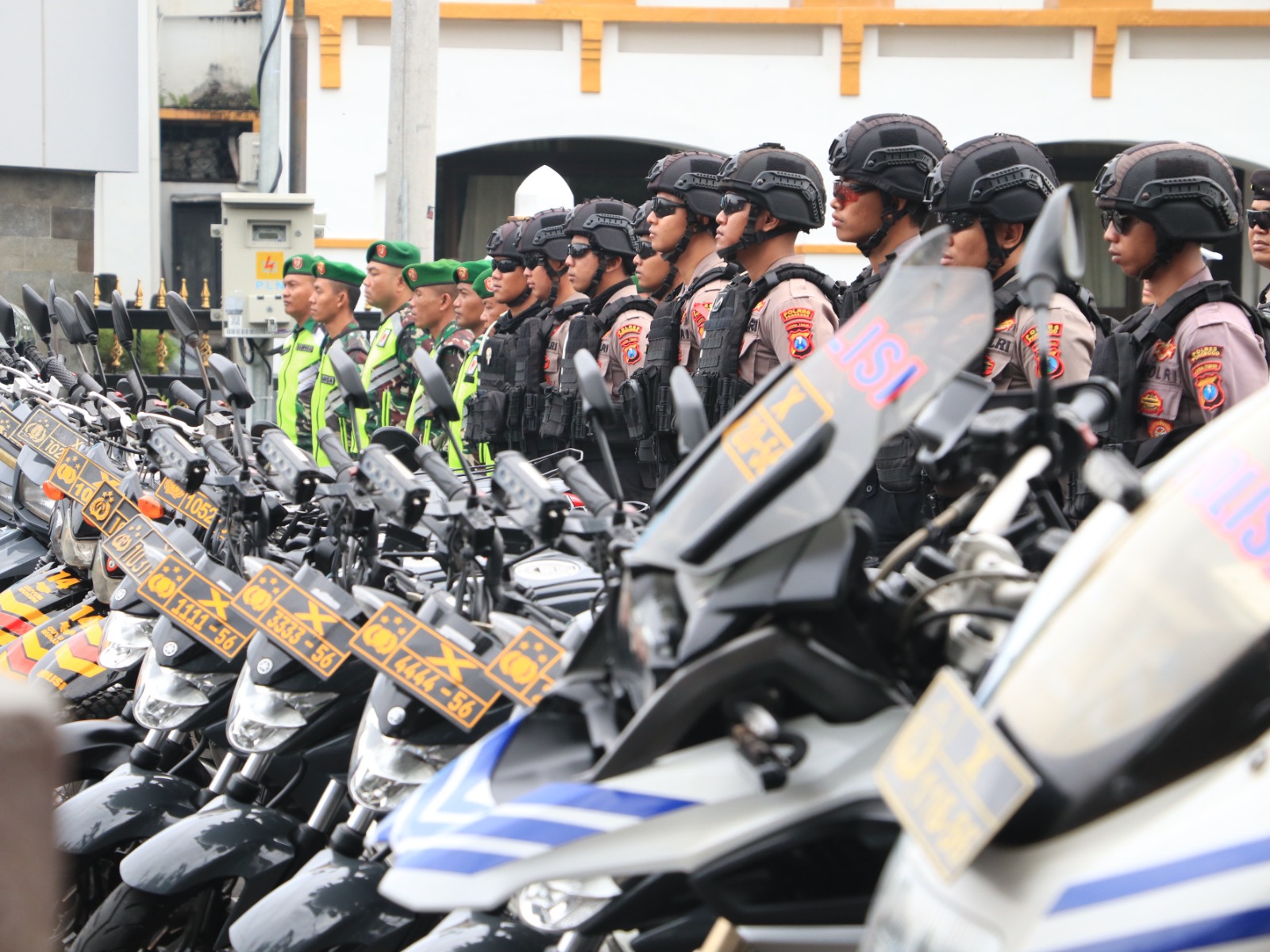 Polres Ponorogo menyiagakan 450 personel gabungan dalam apel gelar pasukan Operasi Lilin Semeru 2025 untuk pengamanan Natal dan Tahun Baru, Jumat (19/12). SUGENG DWI N./JAWA POS RADAR PONOROGO