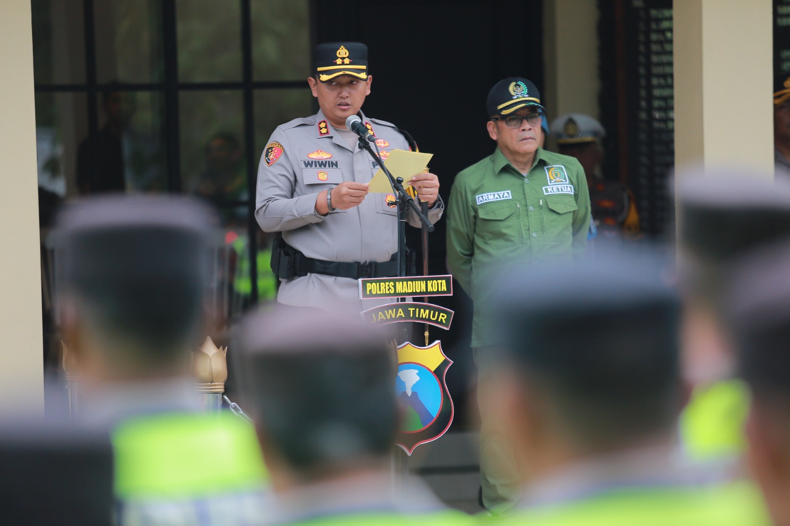 Kapolres Madiun Kota AKBP Wiwin Junianto Supriyadi didampingi Ketua DPRD Armaya menginspeksi pasukan pengamanan Nataru di Mapolres Madiun Kota, Jumat (19/12). BAGAS BIMANTARA/JAWA POS RADAR MADIUN