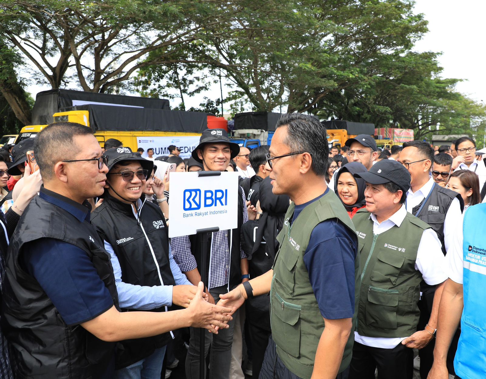 Danantara Indonesia dan BP BUMN melepas 1.066 relawan serta 109 truk bantuan kemanusiaan di Medan, Sumatera Utara, Jumat (19/12).