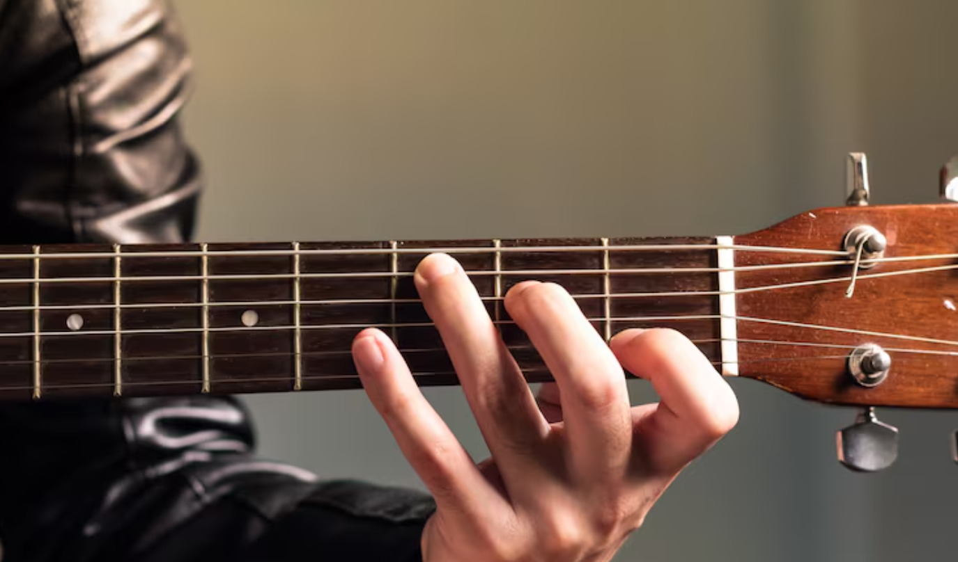 12 tips latihan senam jari untuk gitaris agar teknik, kelincahan, dan ketahanan jari meningkat.