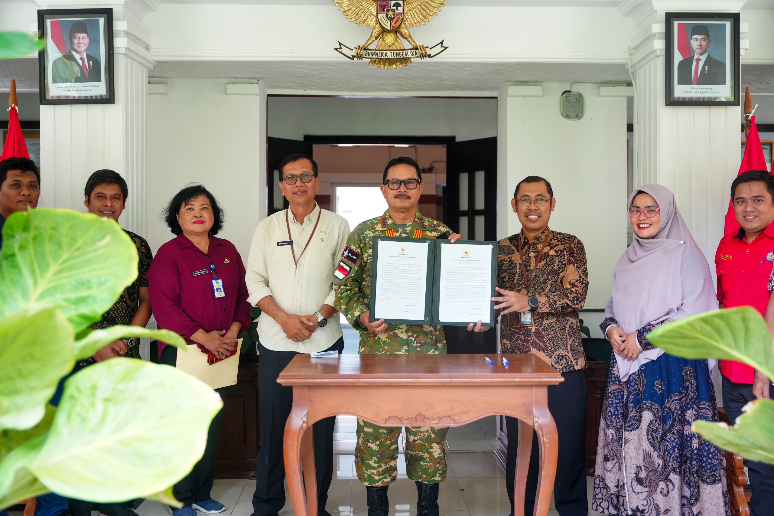 Wali Kota Madiun Maidi menandatangani rekomendasi usulan UMK Kota Madiun 2026 yang naik 7,11 persen, disaksikan unsur dewan pengupahan, Jumat (19/12). DISKOMINFO UNTUK RADAR MADIUN