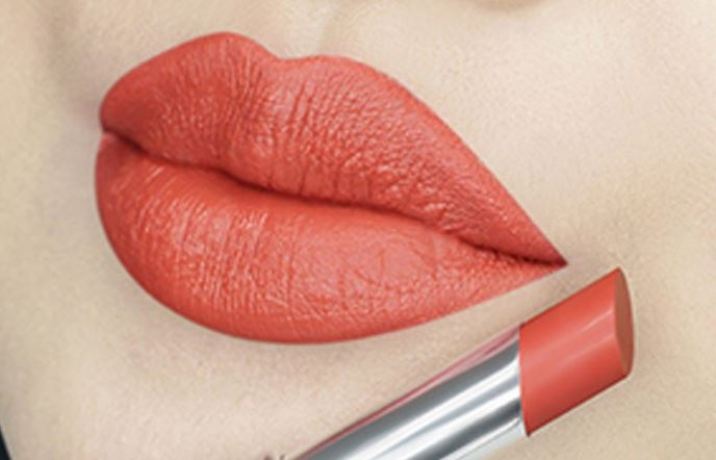 Ilustrasi lipstik Wardah tahan lama.