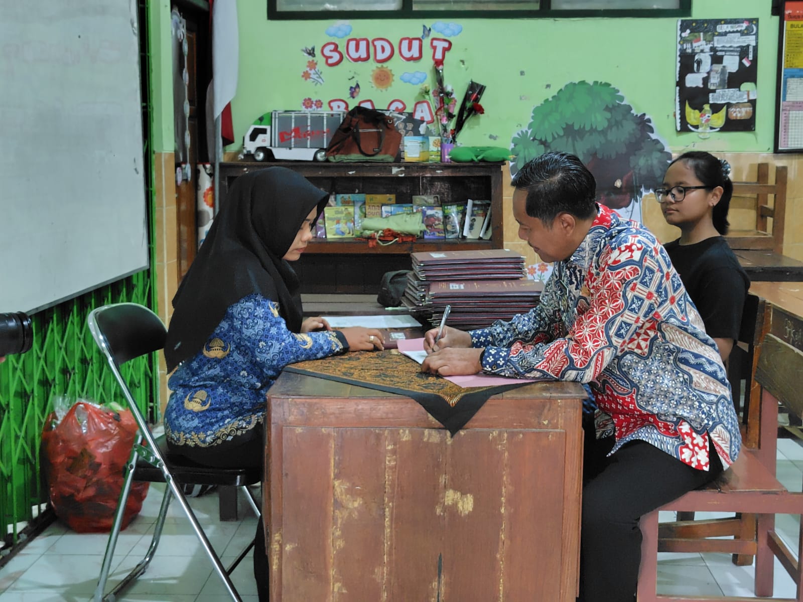 Wakil Bupati Ngawi Dwi Rianto Jatmiko mengambil rapor dua anak kembarnya di SDN Karangtengah 04, Kamis (19/12), sebagai dukungan Gerakan Ayah Mengambil Rapor ke Sekolah. ASEP SYAEFUL/RADAR NGAWI