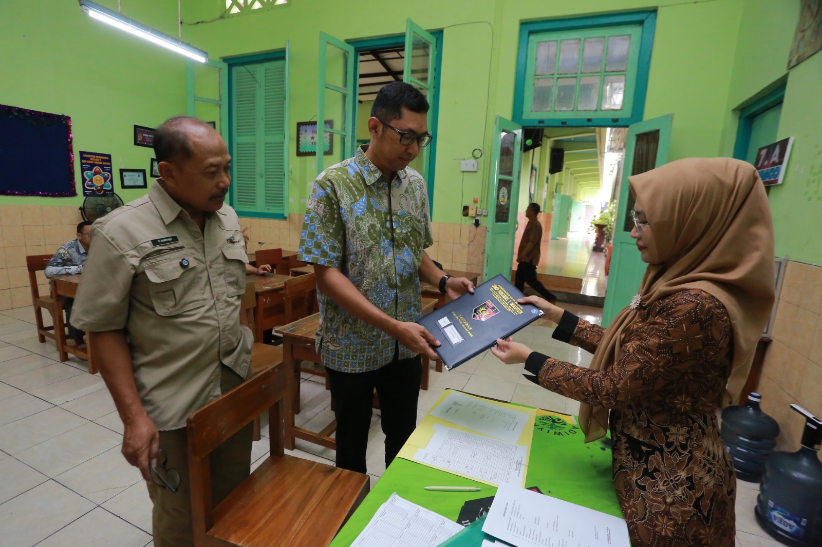 Para ayah mendominasi pengambilan rapor semester I siswa SMP di Kota Madiun sebagai bagian dari Gerakan Ayah Mengambil Rapor (Gemar), Jumat (19/12). BAGAS BIMANTARA/JAWA POS RADAR MADIUN