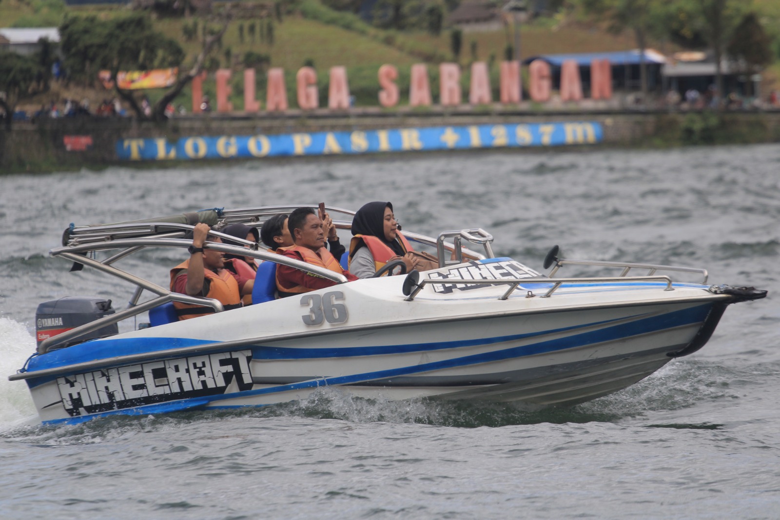 Telaga Sarangan diprediksi menjadi tujuan utama ratusan ribu wisatawan selama libur panjang Natal 2025 dan Tahun Baru 2026. AJI PUTRA/RADAR MAGETAN