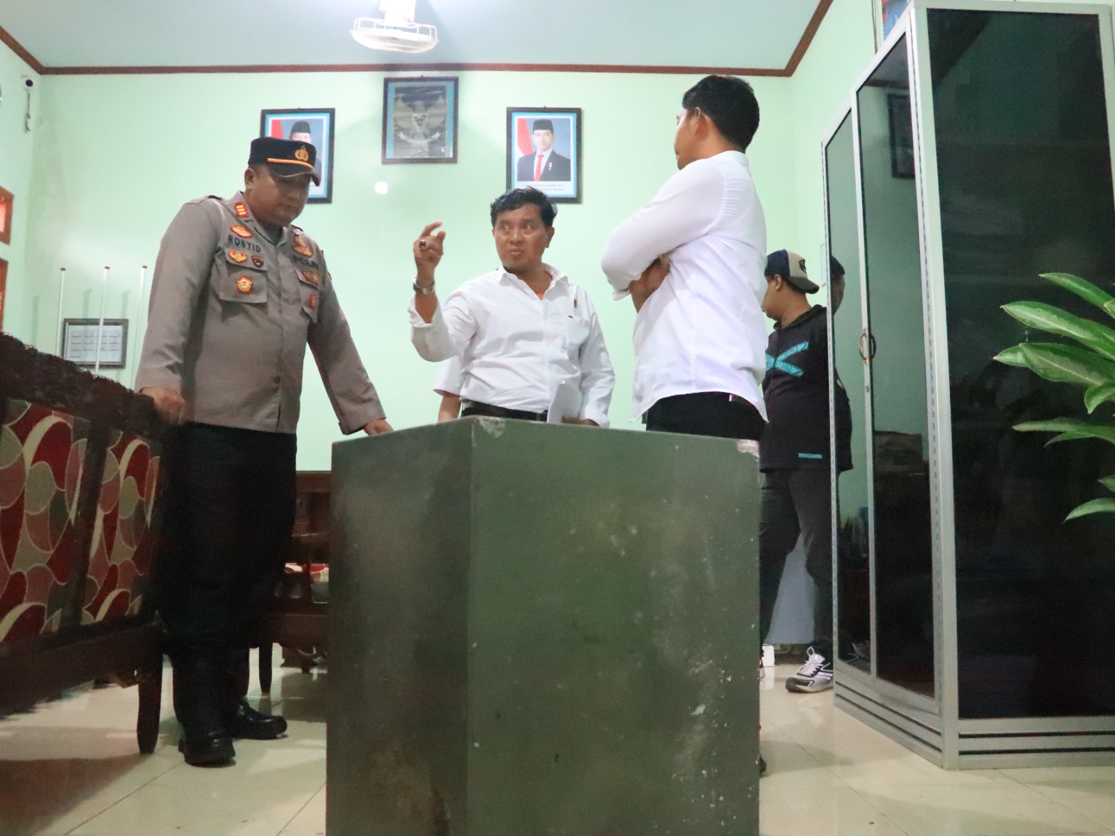 Satreskrim Polres Ponorogo melakukan olah TKP kasus pencurian brankas berisi Rp 182 juta di SMPN 1 Pulung. DOKUMEN JAWA POS RADAR PONOROGO