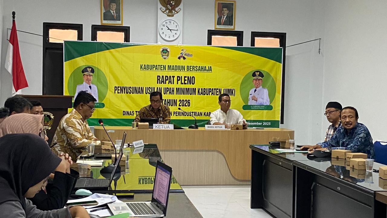 Disnakerin Kabupaten Madiun menggelar rapat pleno penyusunan usulan UMK 2026 bersama Dewan Pengupahan di Kantor Puspem Caruban. DIAN RAHAYU/RADAR MADIUN