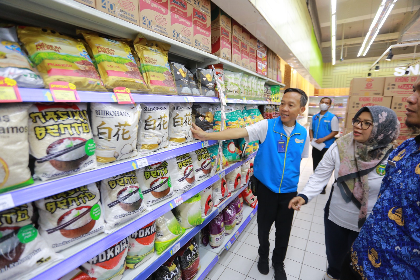 Petugas Dinas Perdagangan bersama Satgas Pangan Kota Madiun meninjau stok bahan pokok di ritel modern untuk memastikan ketersediaan dan stabilitas harga jelang Nataru. BAGAS BIMANTARA/RADAR MADIUN