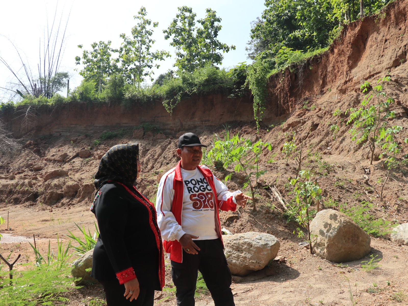 Ketua DPRD Ponorogo Dwi Agus Prayitno bersama dengan Plt Bupati Lisdyarita saat meninjau lahan bekas pertambangan beberapa waktu lalu. SUGENG DWI N./JAWA POS RADAR PONOROGO