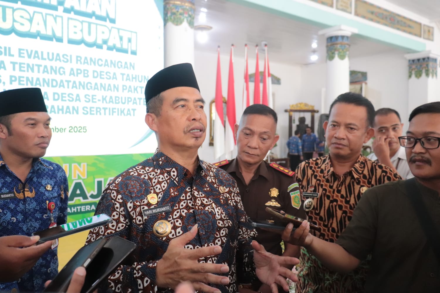 Bupati Madiun Hari Wuryanto menjelaskan rencana pemasangan stiker rumah penerima bansos mulai 2026 untuk memastikan bantuan tepat sasaran. FOTO: ISTIMEWA