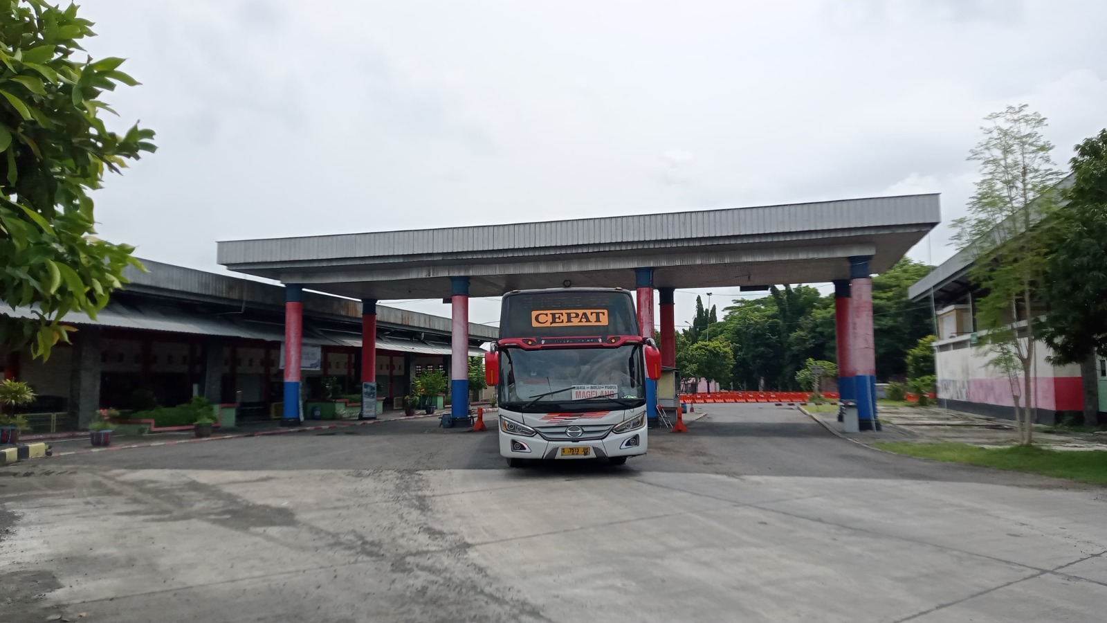 Aktivitas penumpang dan armada bus di Terminal Tipe A Kertonegoro Ngawi mulai meningkat menjelang libur Natal dan Tahun Baru 2025/2026. ASEP SYAEFUL BACHRI/JAWA POS RADAR NGAWI
