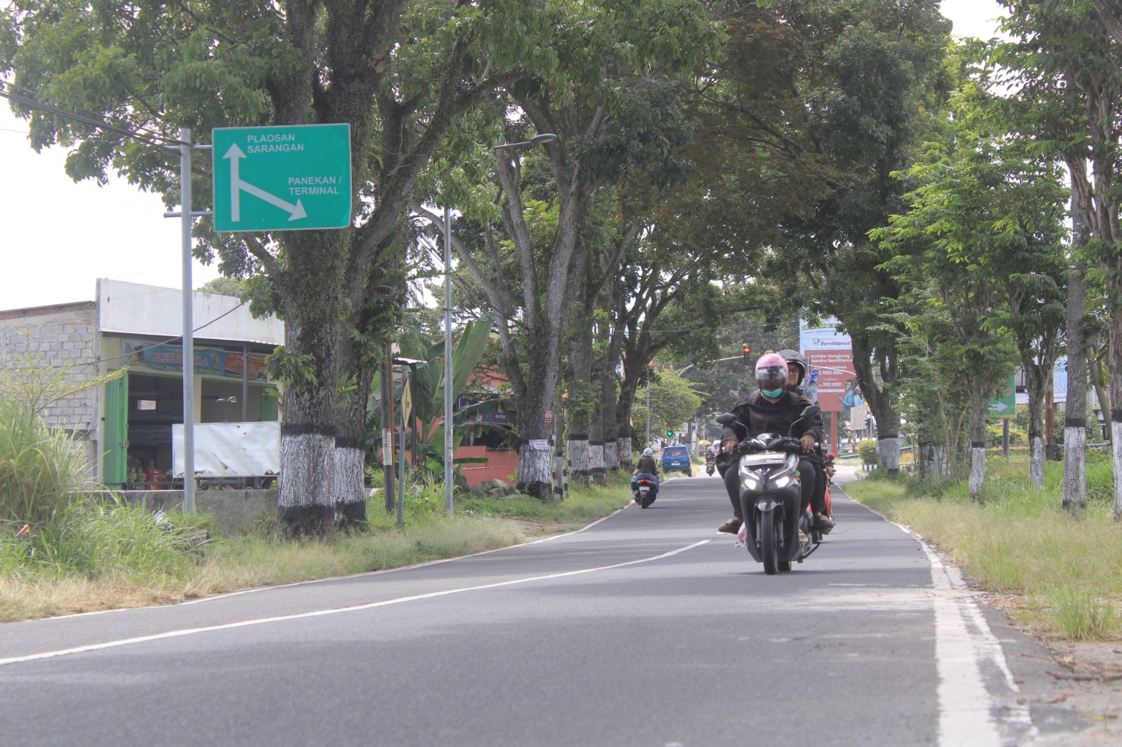 DPUPR Magetan mempercepat perbaikan jalan menuju kawasan wisata Sarangan&ndash;Genilangit menjelang libur panjang Nataru. AJI PUTRA/RADAR MAGETAN
