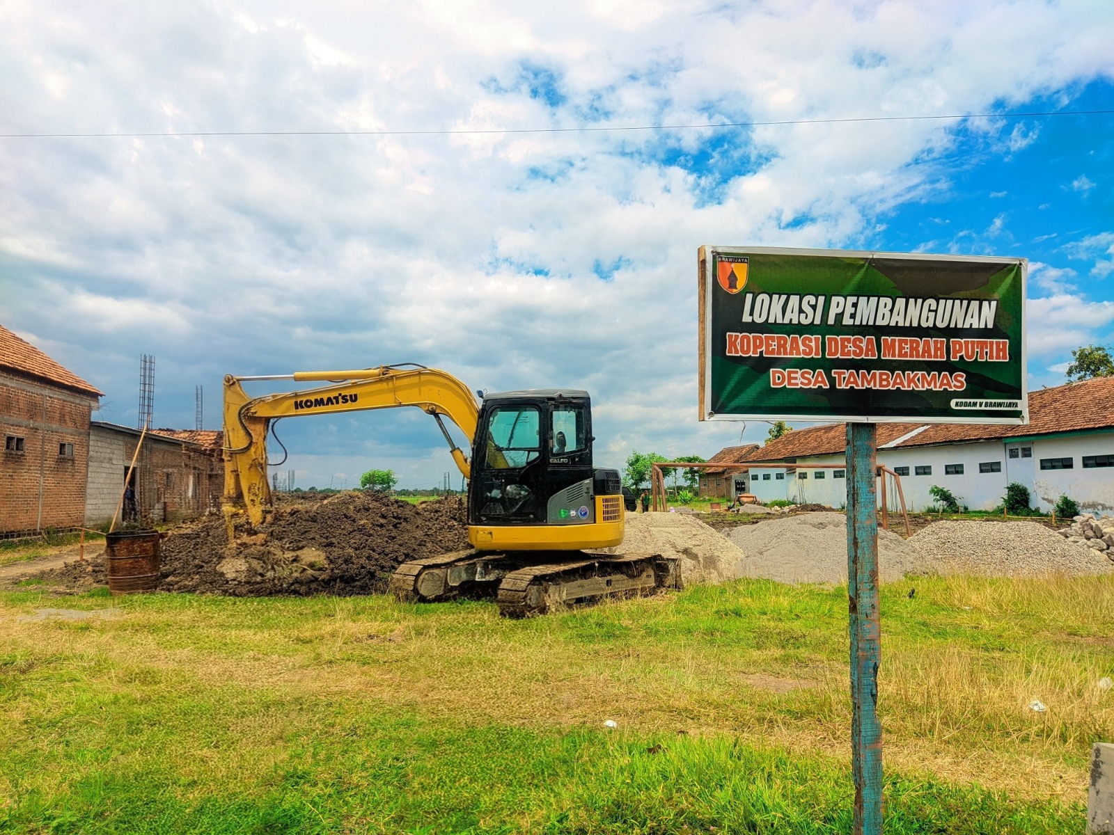 Pembangunan gerai KDKMP di Desa Tambakmas, Kecamatan Kebonsari, Kabupaten Madiun masih berlangsung sebagai bagian program penguatan ekonomi desa. LODITYA FERNANDEZ/RADAR MADIUN