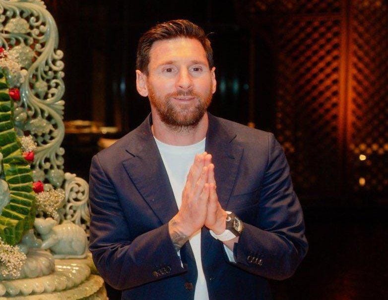 Lionel Messi menerima jam tangan Richard Mille edisi terbatas senilai Rp 18 miliar saat tur ke India, hadiah dari Anant Ambani.