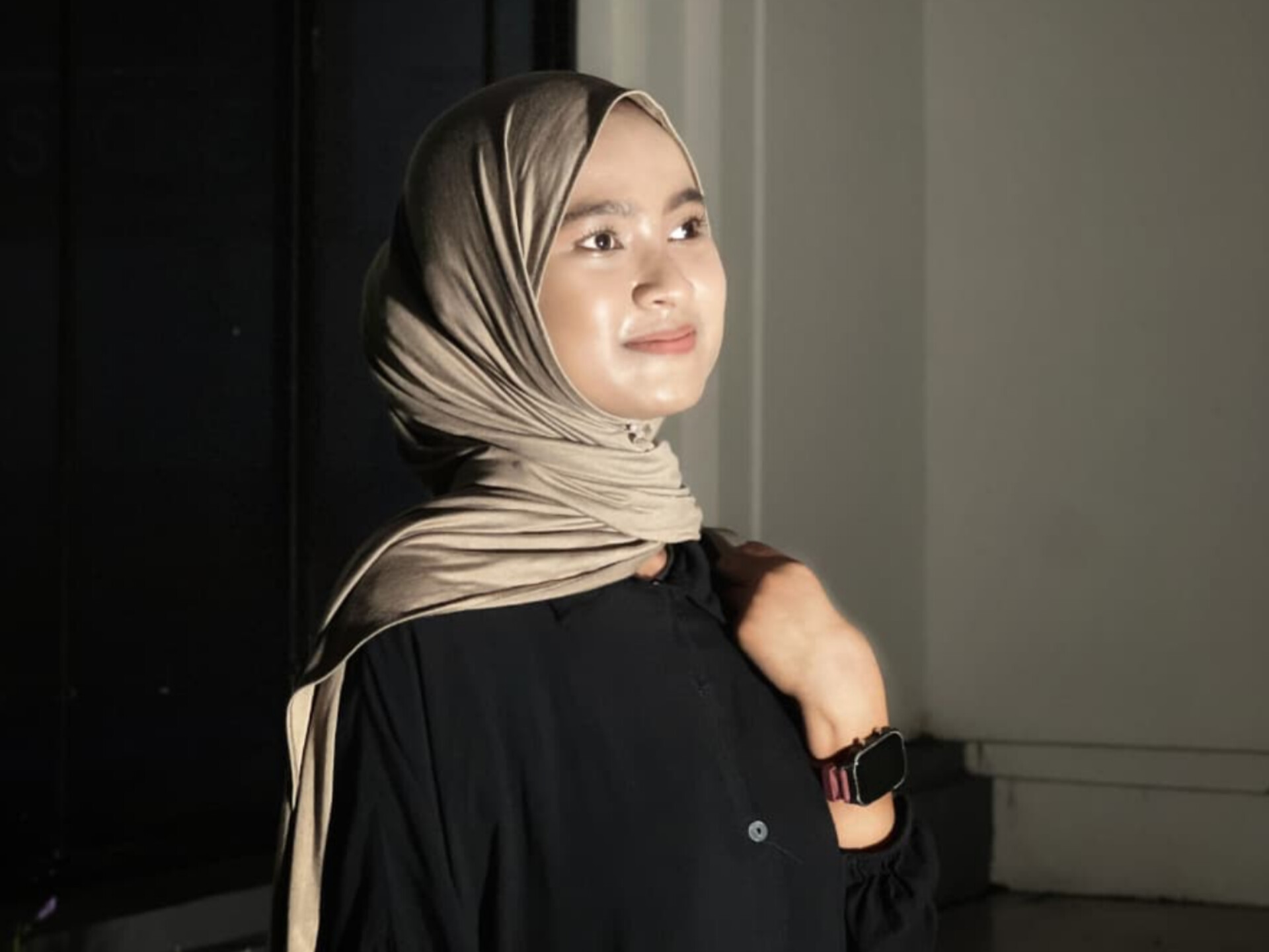 Erinza Apriliani, siswi SMKN 1 Pacitan, membangun personal branding lewat media sosial hingga dipercaya menjadi influencer, model, dan admin Museum SBY ANI.