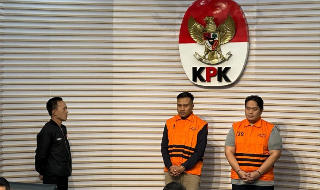 Tersangka OTT KPK meliputi Albertinus Parlinggoman Napitupulu (APN) selaku Kepala Kejaksaan Negeri (Kajari) HSU dan Asis Budianto (ASB) selaku Kasi Intelijen Kejari HSU.