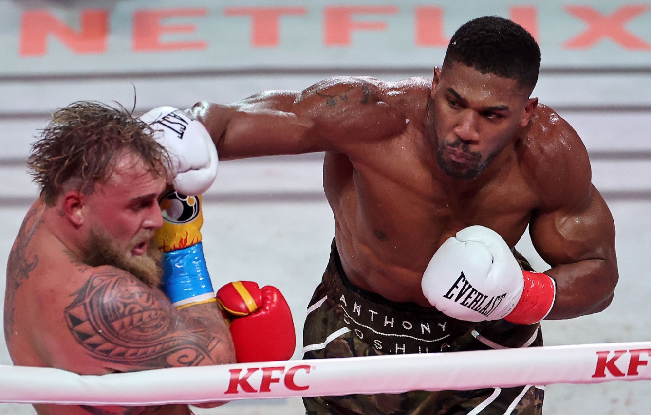Anthony Joshua mengalahkan Jake Paul.