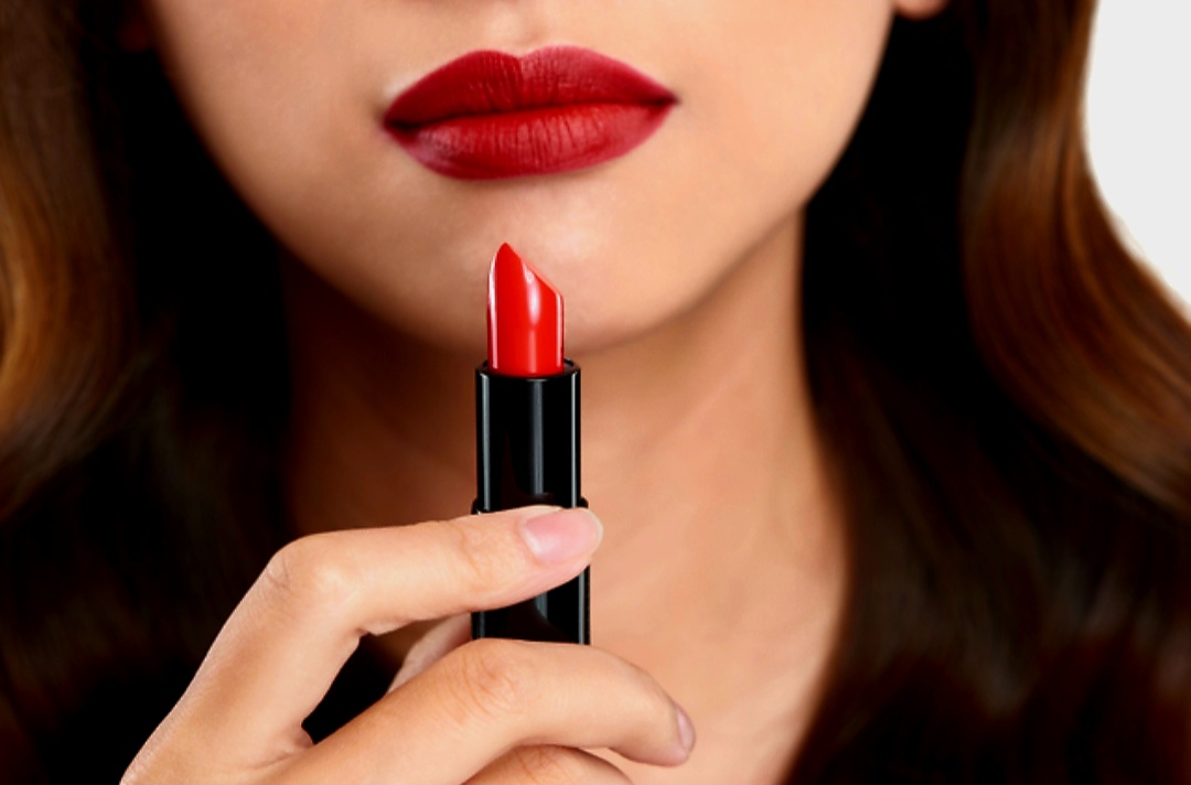 Ilustrasi rekomendasi lipstik untuk bibir hitam.