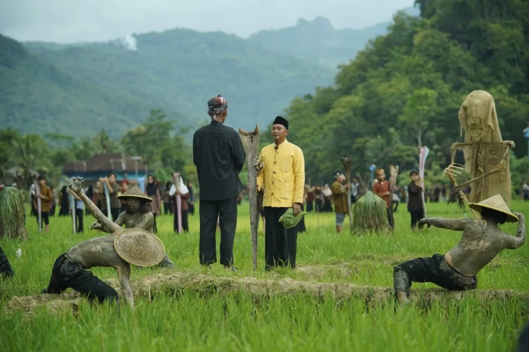 Bupati Pacitan Indrata Nur Bayuaji memandu prosesi tradisi Thethek Melek di Desa Sukoharjo sebagai simbol ikhtiar menolak pagebluk dan menjaga keseimbangan alam. FOTO: PROKOPIM PEMKAB PACITAN
