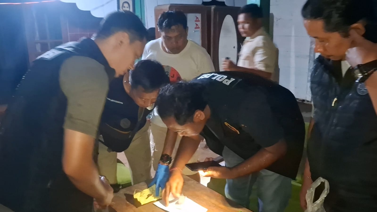 Petugas mengevakuasi jasad remaja Desa Bodag, Kecamatan Kare, Kabupaten Madiun, usai ditemukan meninggal dunia di rumah kakek buyutnya, Sabtu (20/12). FOTO: ISTIMEWA