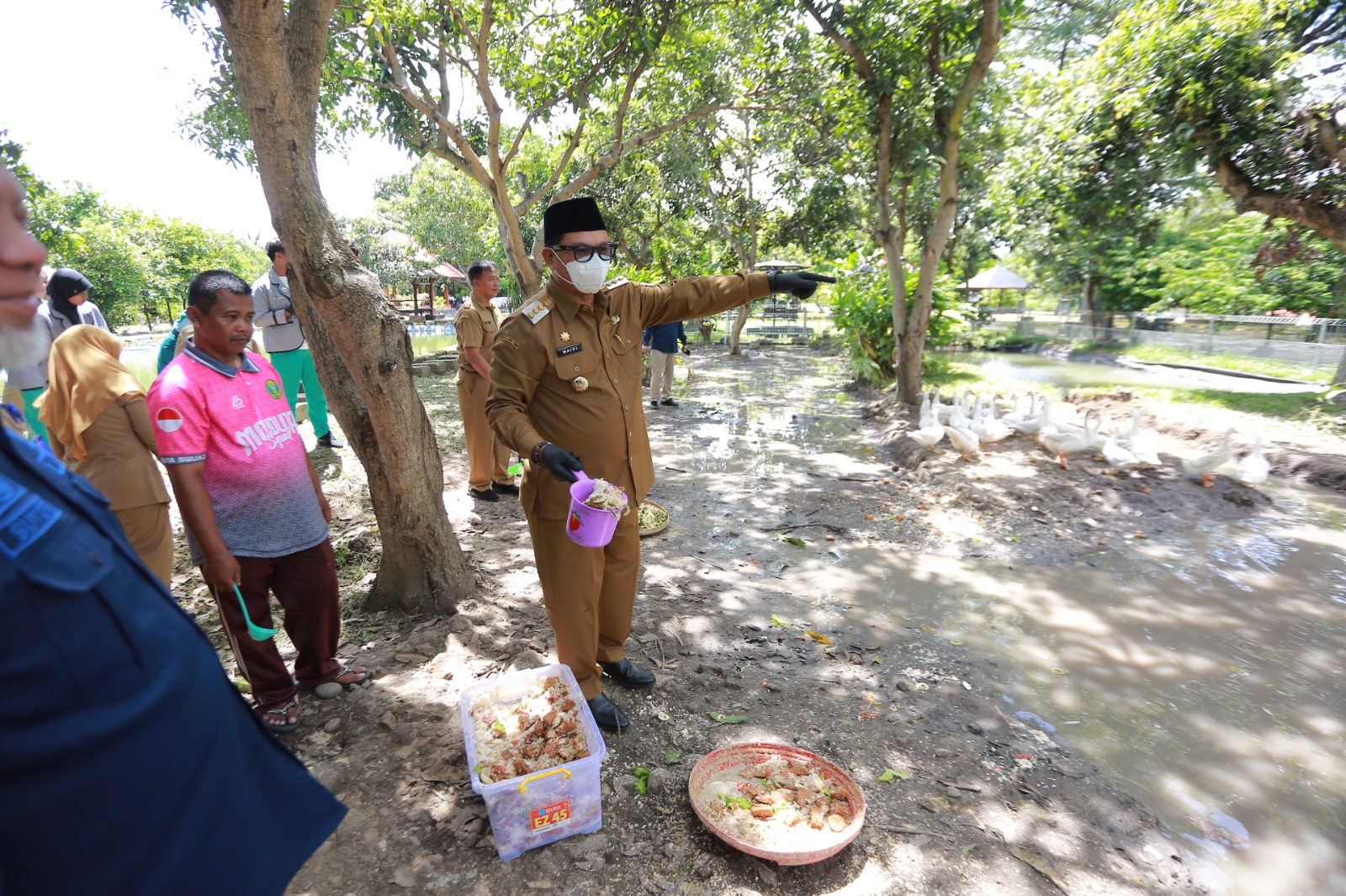 Wali Kota Madiun Maidi meninjau uji coba pemanfaatan sisa makanan Program Makan Bergizi Gratis (MBG) sebagai pakan ternak di Kota Madiun. Bagas Bimantara/Jawa Pos Radar Madiun