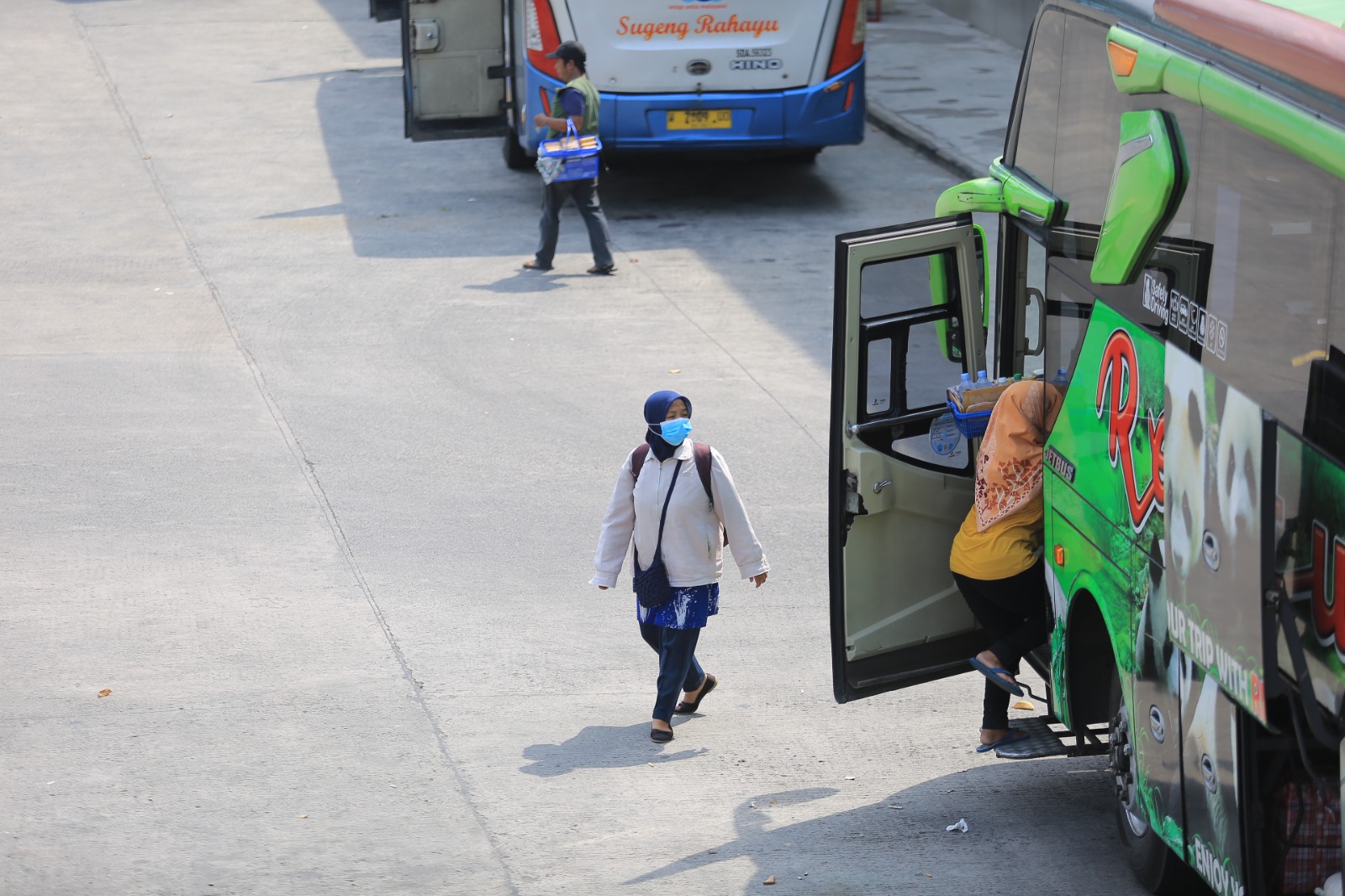 Lonjakan pergerakan penumpang bus terjadi di Terminal Purboyo Madiun seiring memasuki libur Natal dan Tahun Baru (Nataru). Bagas Bimantara/Jawa Pos Radar Madiun