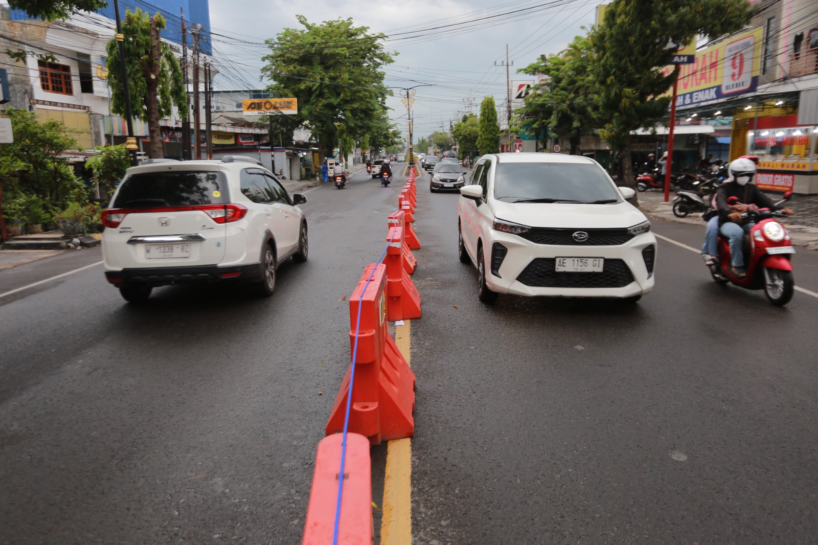 Dishub Kota Madiun memasang water barrier di ruas Jalan Prambanan&ndash;Yos Sudarso untuk mengurai kepadatan arus kendaraan jelang libur Natal dan Tahun Baru. Bagas Bimantara/Jawa Pos Radar Madiun