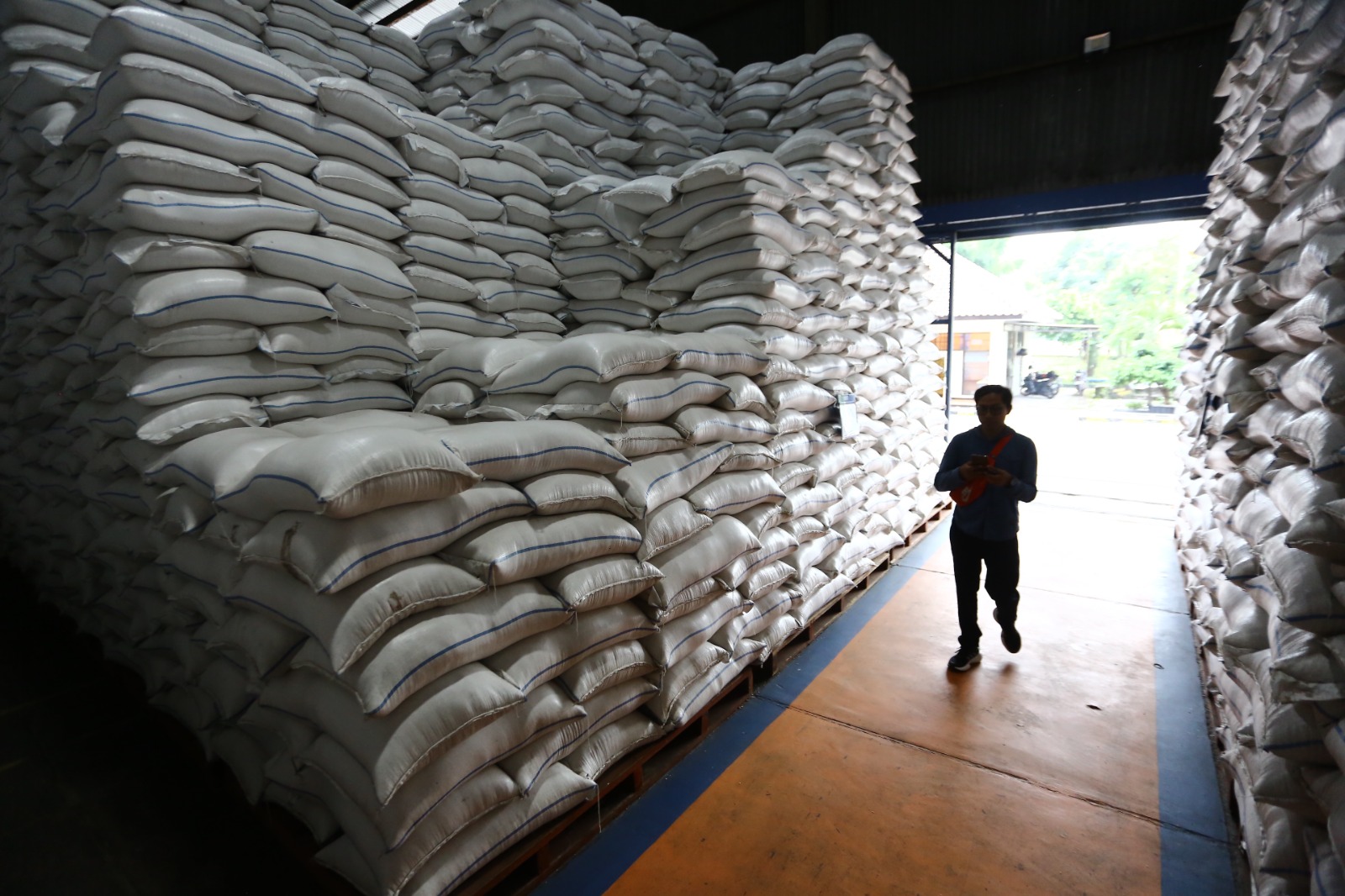 Gudang Bulog Nambangan Lor, Kecamatan Manguharjo, Kota Madiun menyimpan ribuan ton beras untuk menjaga stabilitas pasokan dan harga pangan jelang libur Nataru. Bagas Bimantara/Jawa Pos Radar Madiun