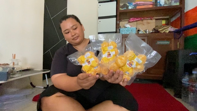 Wuri Reswanti menunjukkan gethuk krispi aneka rasa hasil olahan singkong yang kini diminati warga di Madiun Raya. Erlita Herminingsih/Jawa Pos Radar Madiun