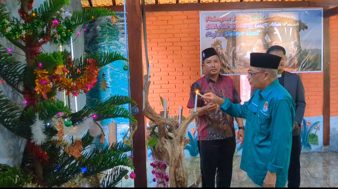 Suasana perayaan Natal di GKJW Pepanthan Golang, Desa Kuwiran, Kecamatan Kare, berlangsung khidmat dengan semangat kebersamaan lintas iman. Dian Rahayu/Radar Madiun