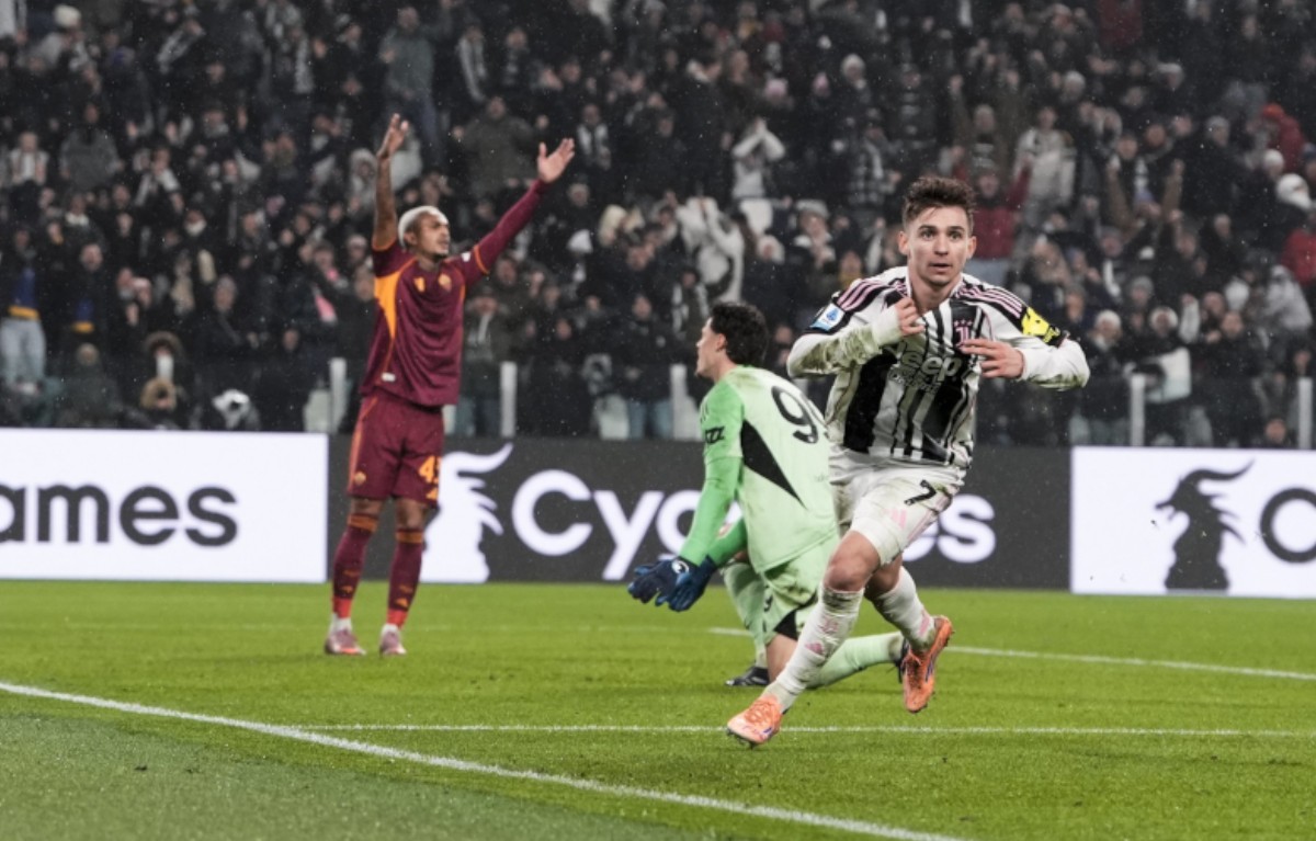 Penyerang andalan Juventus Fransisco Conceicao merayakan gol yang ia cetak ke gawang AS Roma dalam lanjutan Serie A.