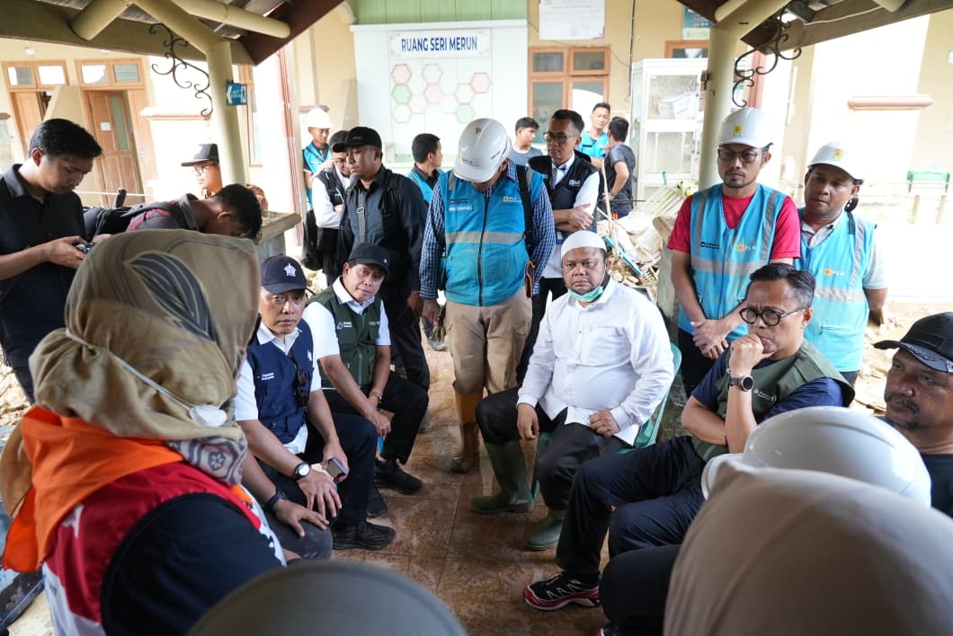 COO Danantara Dony Oskaria bersama Direktur Utama BRI Hery Gunardi menyalurkan bantuan bagi korban banjir dan longsor di Kabupaten Aceh Tamiang.