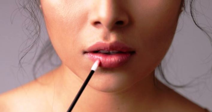 Ilustrasi penggunaan lipstik Wardah untuk bibir hitam.