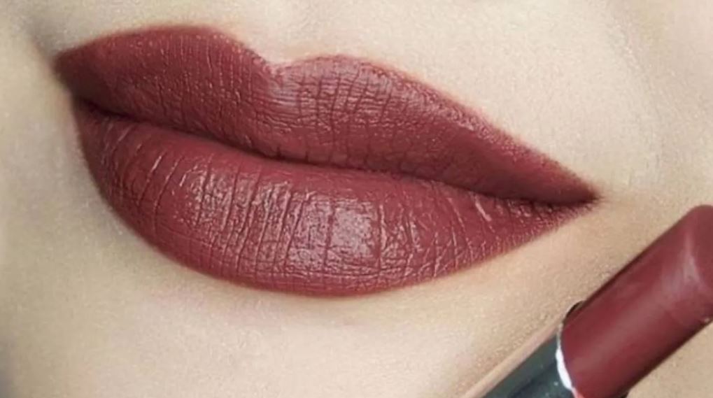 Ilustrasi lipstik Wardah murah untuk bibir hitam.