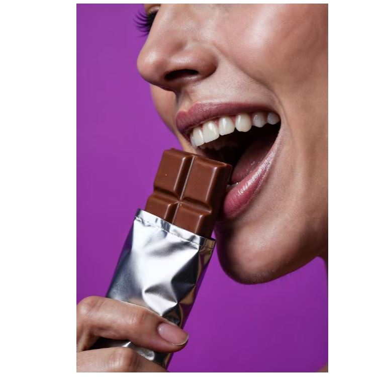 Cokelat malam hari memang nikmat, tapi efeknya bisa bikin mata melek semalaman.