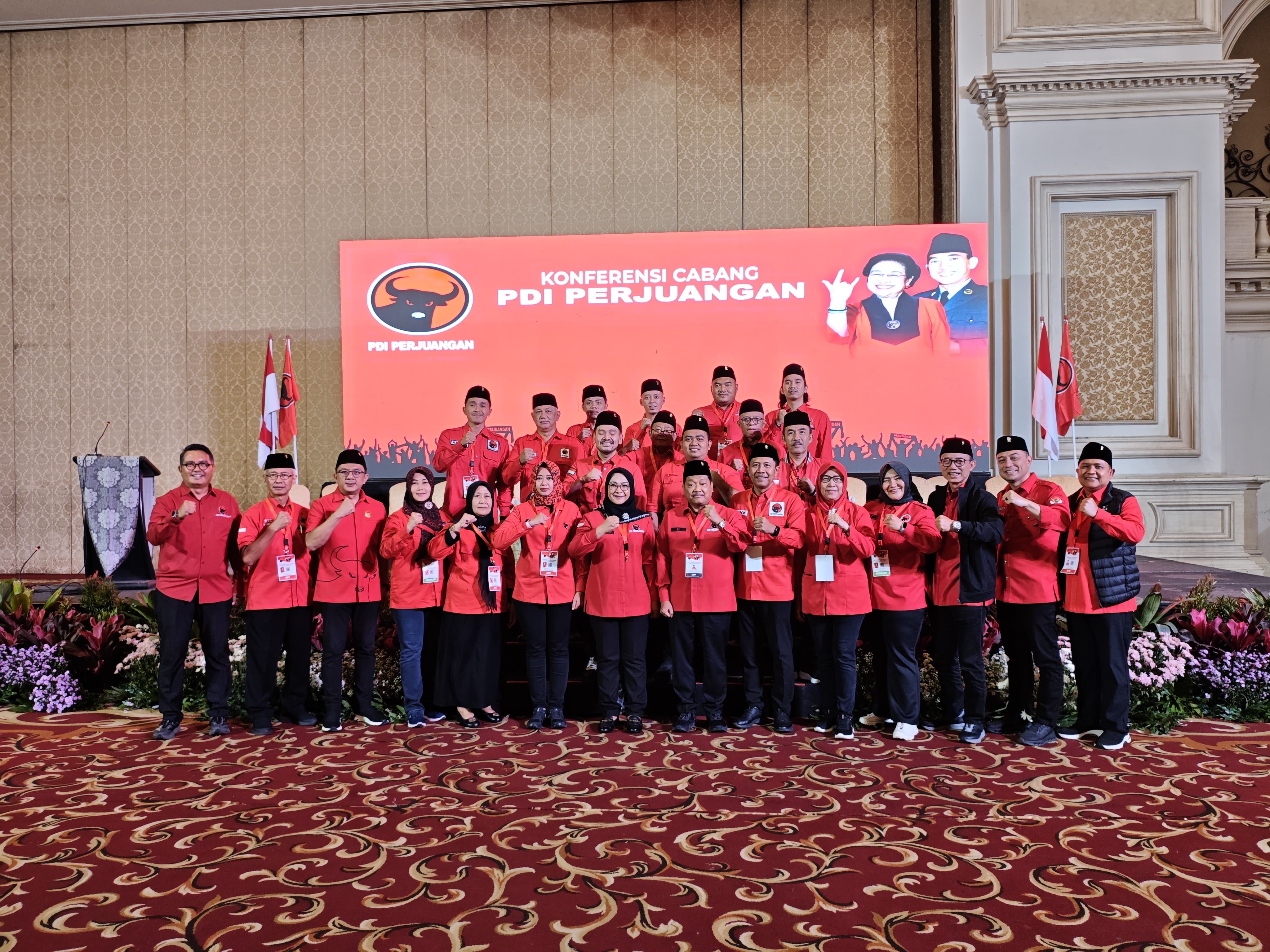 Jajaran pengurus DPC PDI Perjuangan Kabupaten Ngawi periode 2025&ndash;2030 usai ditetapkan dalam konfercab partai di Surabaya, kemarin (21/12). FOTO: DPC PDIP Ngawi