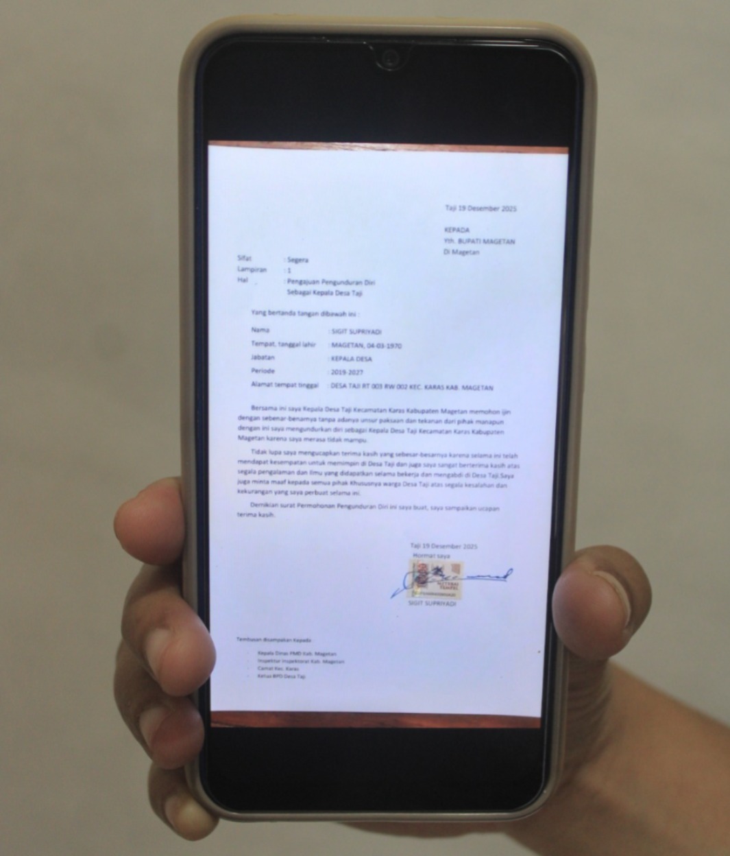 Salinan surat pengunduran diri Sigit Supriyadi sebagai Kepala Desa Taji beredar luas di media sosial. Repro: Aji Putra/Jawa Pos Radar Magetan
