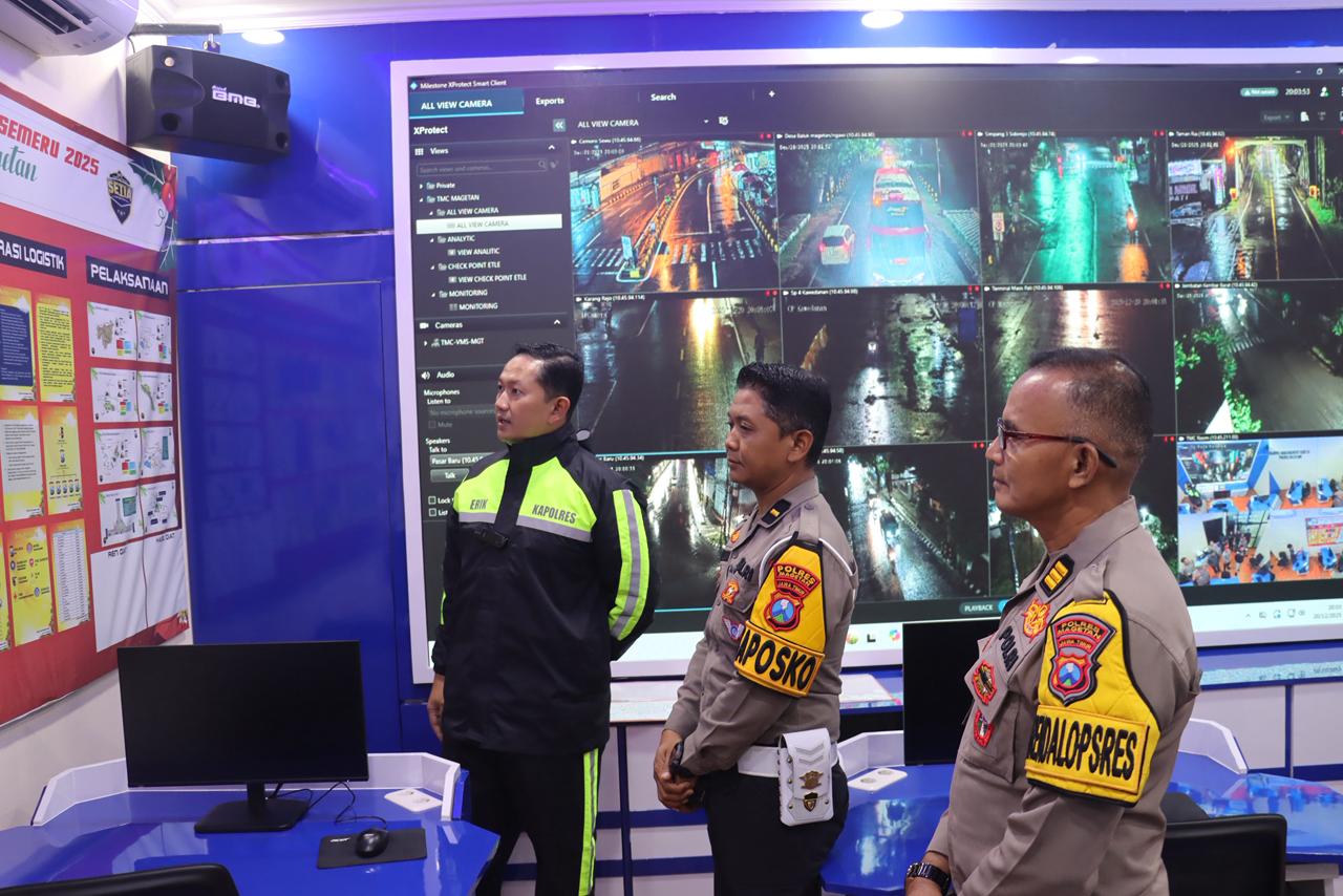 Kapolres Magetan AKBP Raden Erik Bangun Prakasa memantau CCTV di TMC SETIA dan mengecek lima pos Operasi Lilin Semeru untuk memastikan keamanan Nataru. FOTO: POLRES MAGETAN