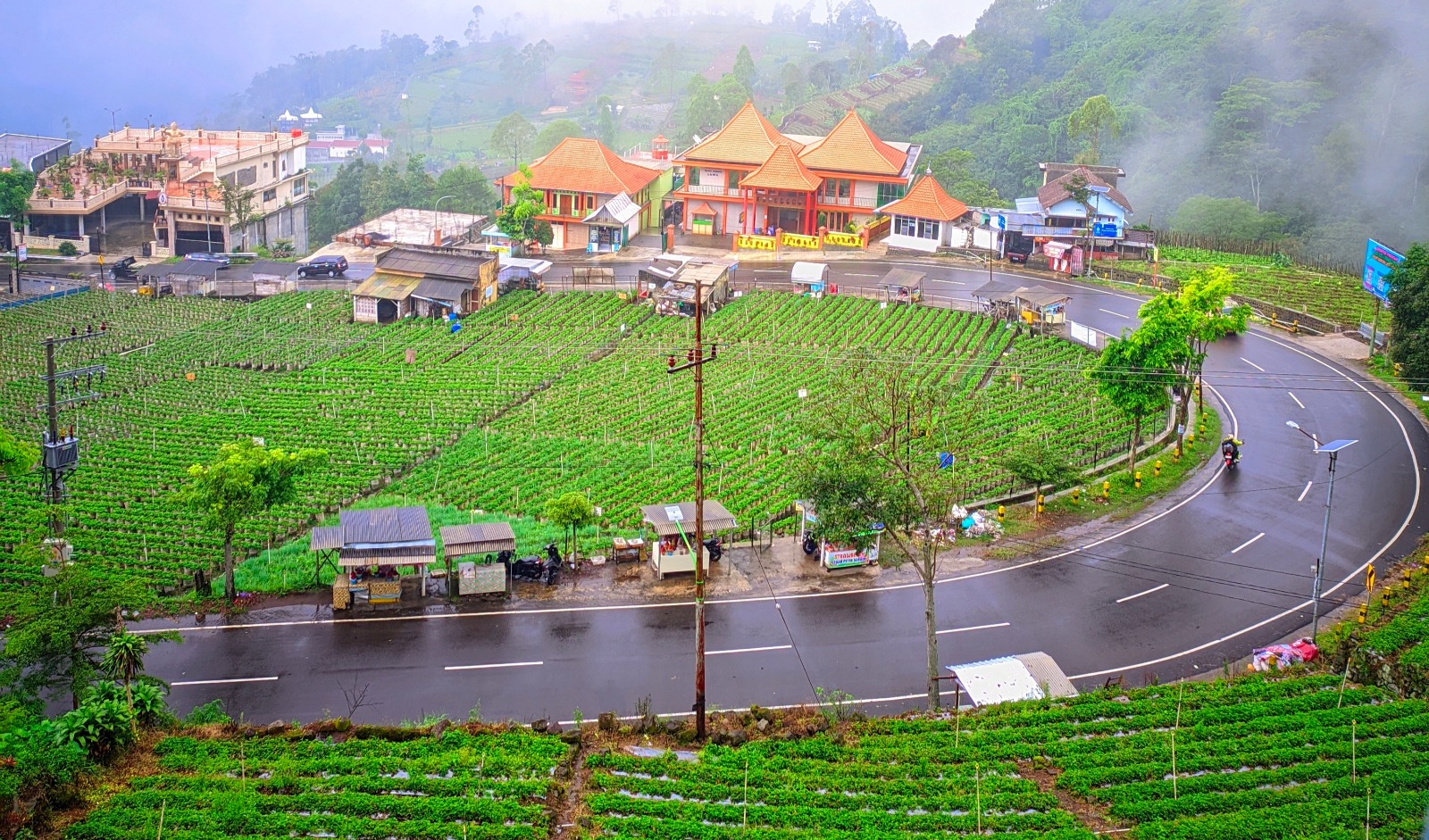 Ruas penghubung Plaosan&ndash;Tawangmangu masuk dalam zona rawan longsor dan perlu diwaspadai selama musim hujan dan libur akhir tahun. Aji Putra/Radar Magetan