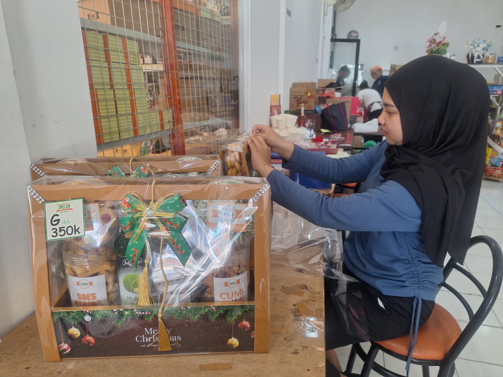 Beragam hampers dan parsel Natal dan Tahun Baru ditawarkan pelaku usaha kuliner di Magetan seiring melonjaknya permintaan menjelang libur Nataru. Aji Putra/Jawa Pos Radar Magetan