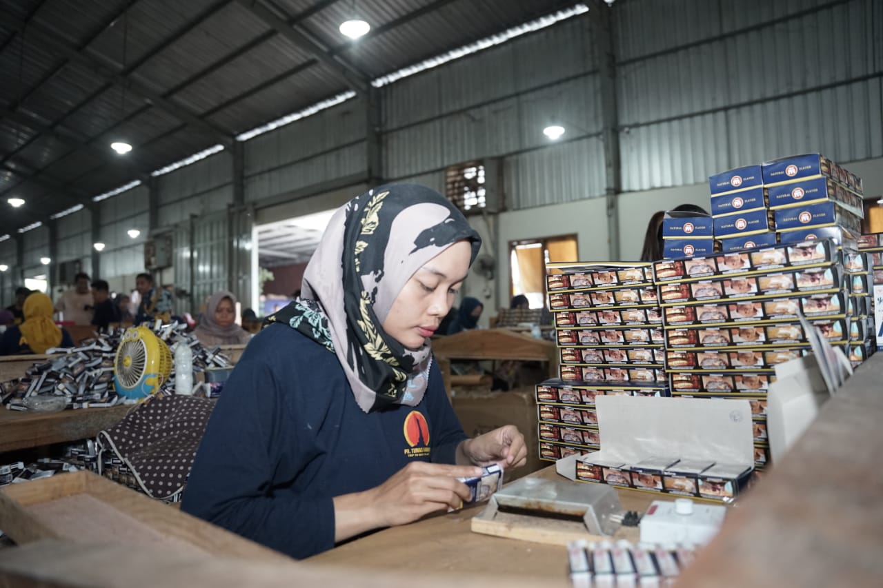 Aktivitas karyawan pabrik di Pacitan. Besaran UMK 2026 telah disepakati naik Rp 131 ribu dalam pembahasan tingkat kabupaten. Nur Cahyono/Radar Pacitan
