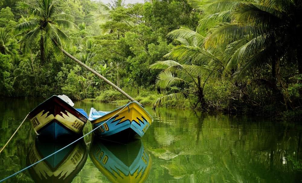 Salah satu spot wisata Kali Cokel di Desa Watukarung, Pringkuku, Pacitan, yang menyuguhkan aliran sungai jernih diapit perbukitan kars. FOTO: ISTIMEWA