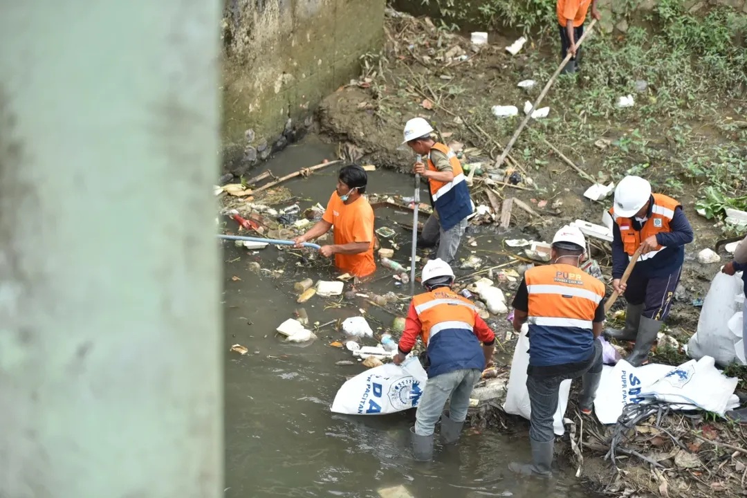 Aktivitas masyarakat di kawasan wisata Pacitan diprediksi meningkat selama Nataru, seiring potensi lonjakan volume sampah. FOTO: Dok/Jawa Pos Radar Pacitan