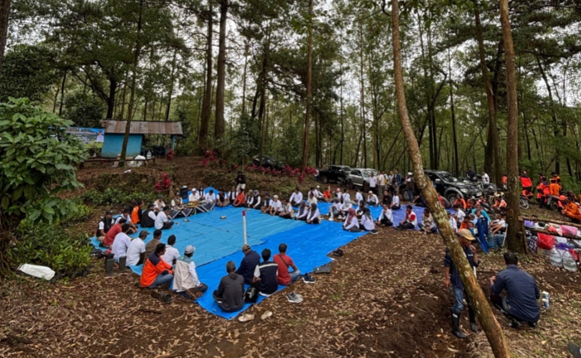 Kegiatan reboisasi di lereng Gunung Lawu sebagai upaya menjaga kelestarian hutan, meski status kawasan berubah menjadi Taman Hutan Raya. FOTO: ISTIMEWA