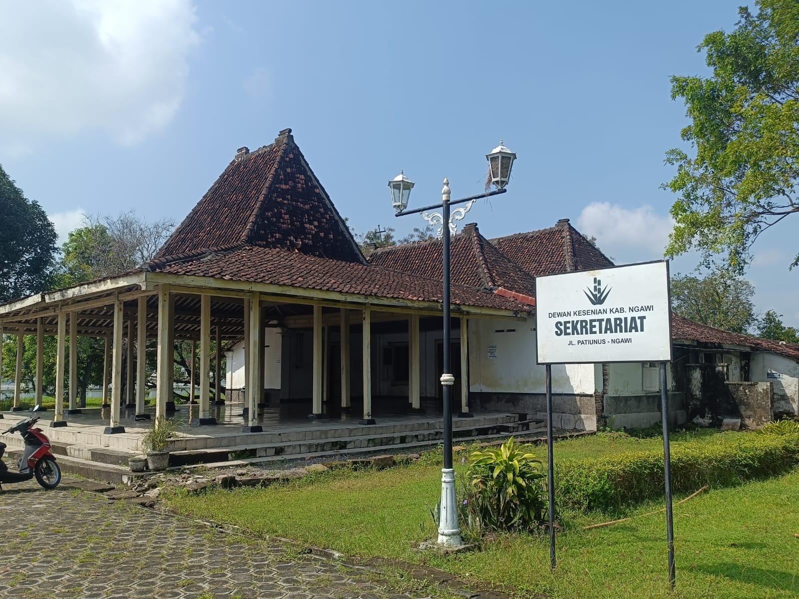 Kondisi bangunan cagar budaya Rumah Kepatihan Ngawi yang rusak parah dan akan direvitalisasi tahap awal pada 2026 dengan anggaran Rp 1,8 miliar. FOTO: Dokumentasi Jawa Pos Radar Ngawi