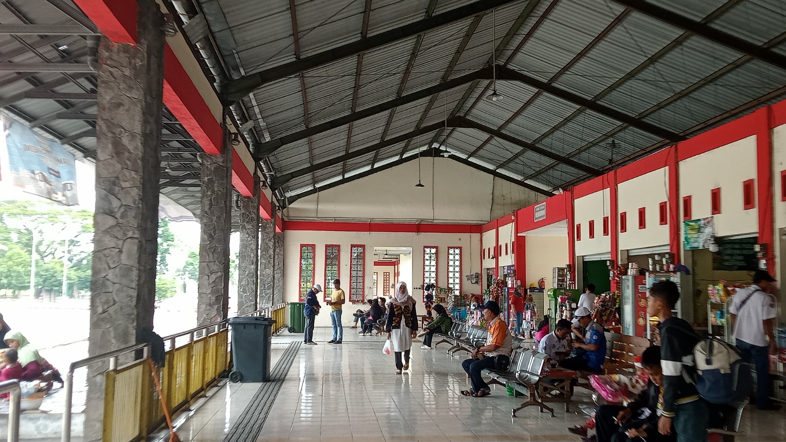 Sejumlah calon penumpang menanti keberangkatan bus AKAP di Terminal Kertonegoro, Ngawi. FOTO: Ulul Rubiyatun/Jawa Pos Radar Ngawi